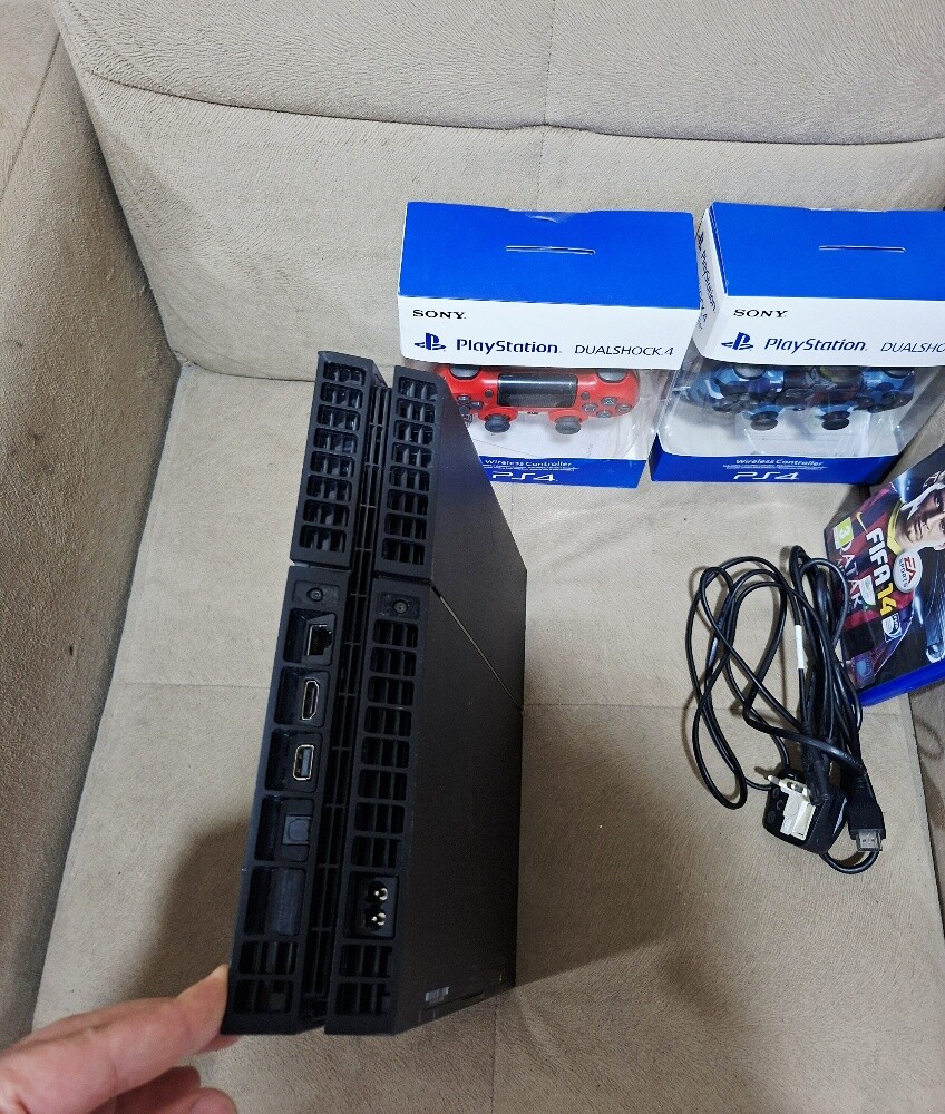 Ps4 with 2 new controller - 3