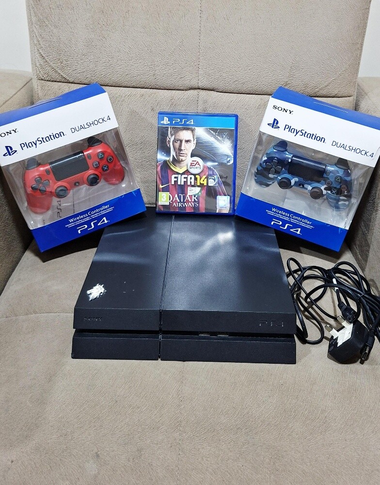 Ps4 with 2 new controller - 1