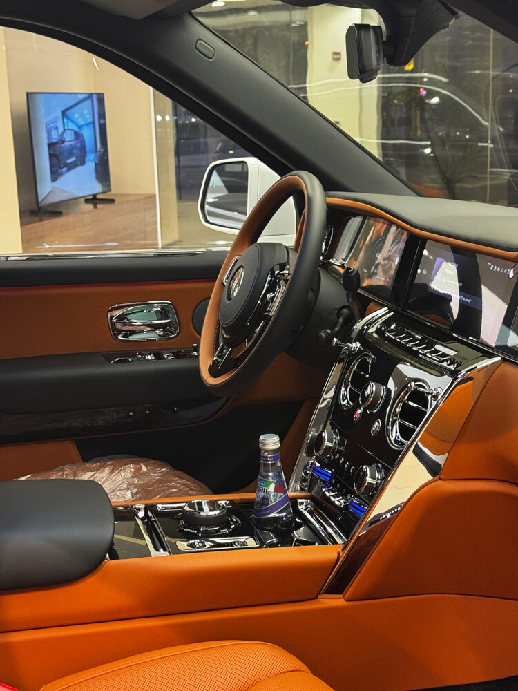 FOR SALE: Rolls Royce Cullinan Silver Badge - 3