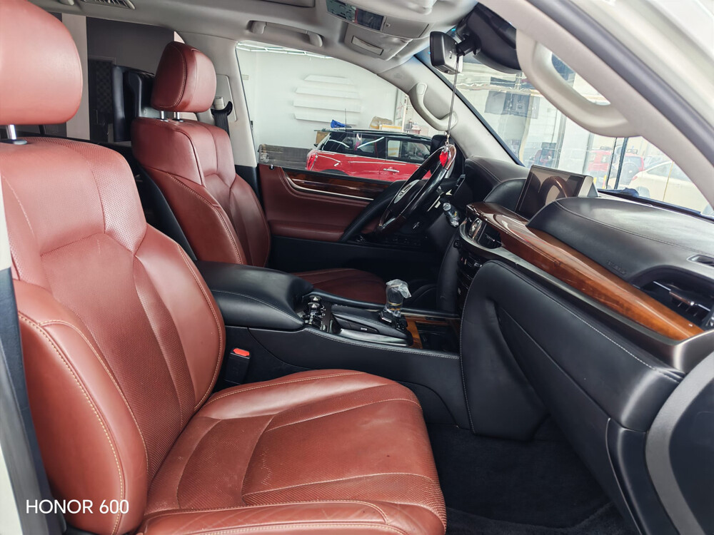 Lexus 2018 white  - 7