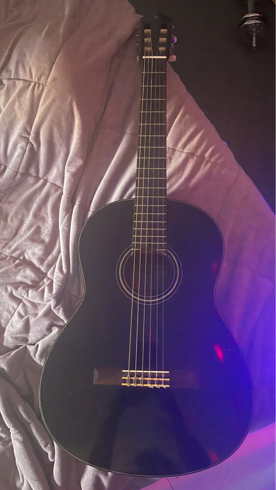 YAMAHA C40 ACOUSTIC GUITAR - 1
