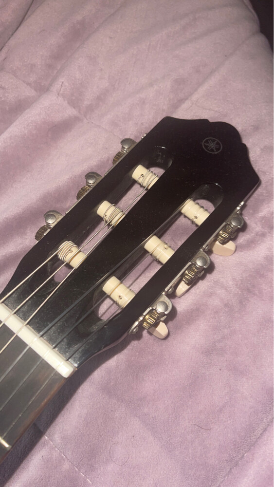YAMAHA C40 ACOUSTIC GUITAR - 2