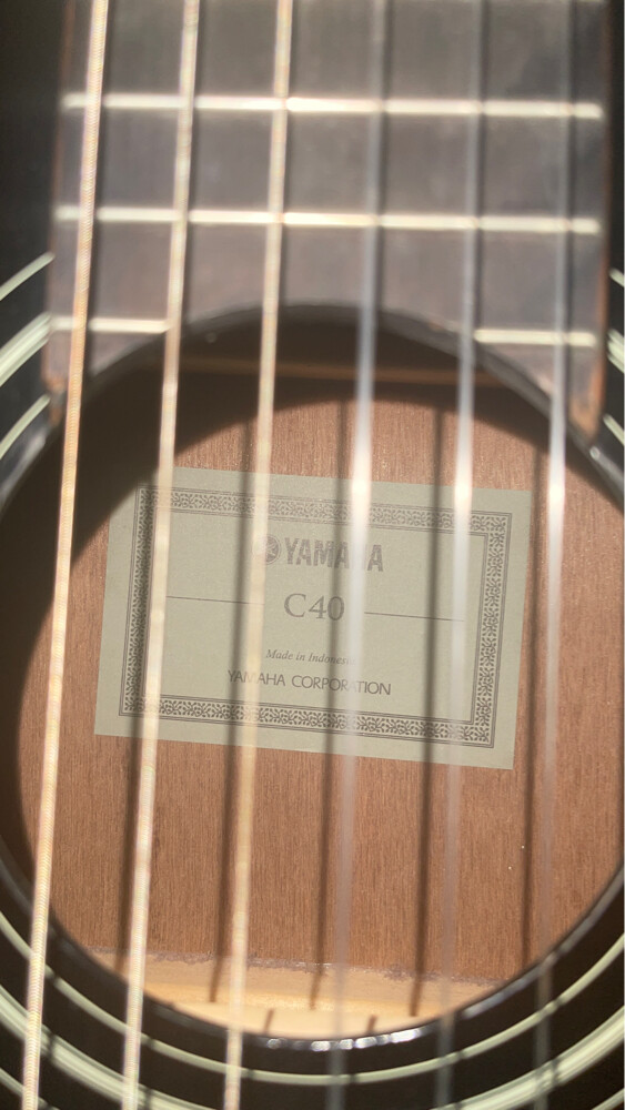 YAMAHA C40 ACOUSTIC GUITAR - 3