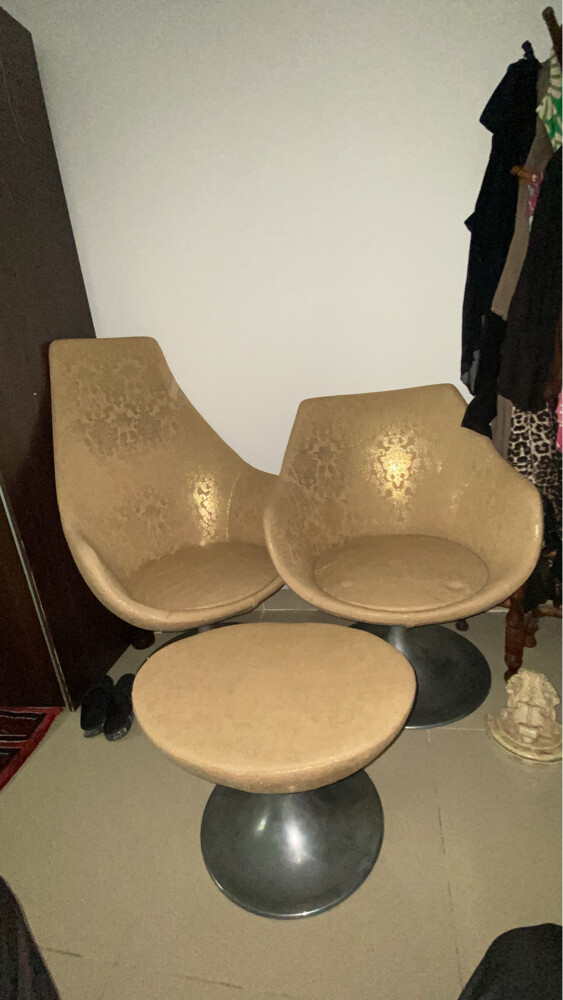 كرسين  ذهبية وطاولة - 2
