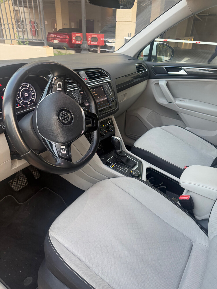 2L Volkswagen Tiguan 2017 - - 8