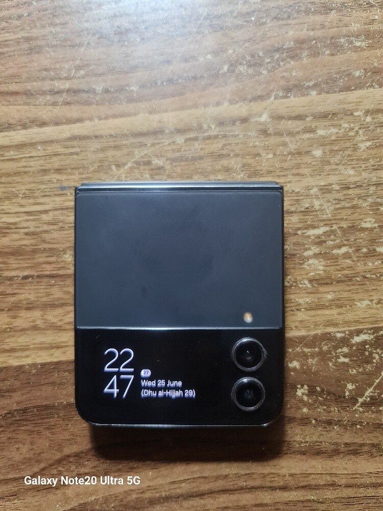 Samsung Galaxy Z Flip4 - 1