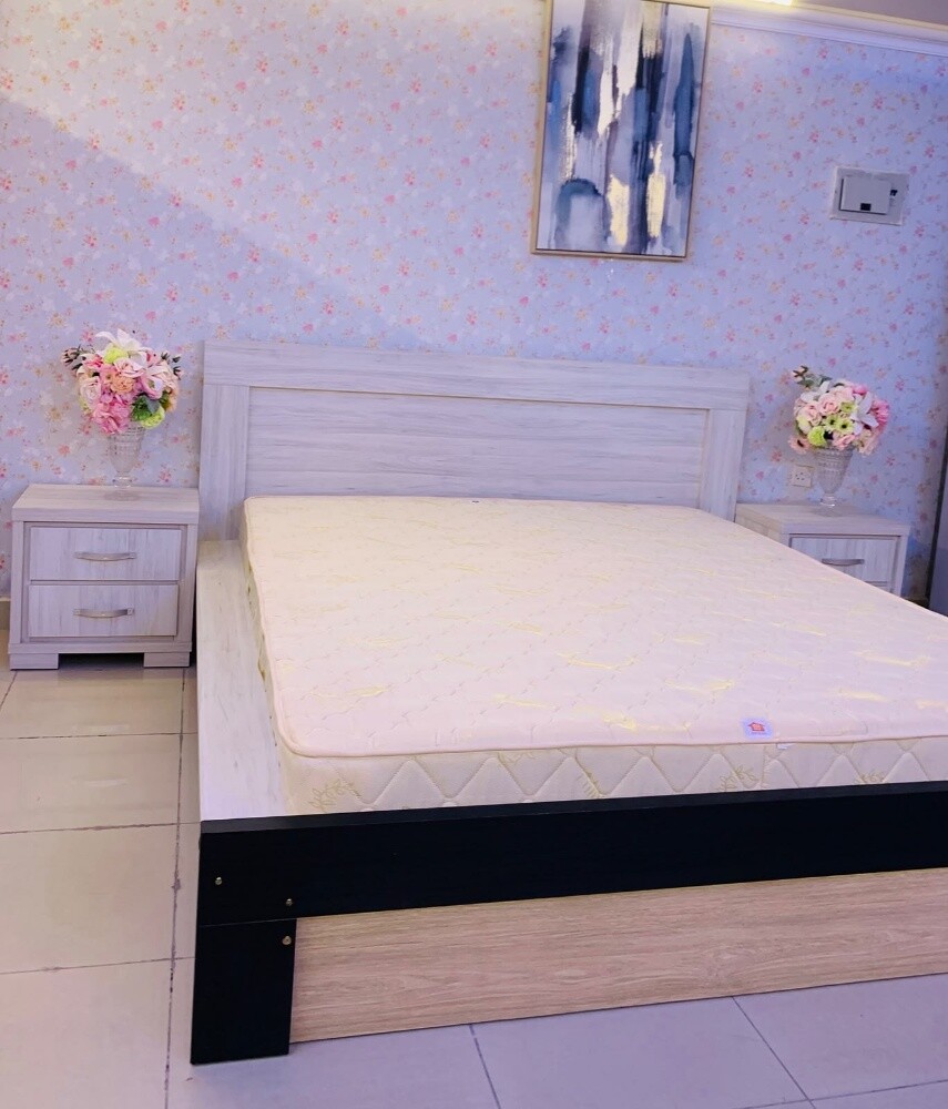 HOME CENTER KING WITH MATTRESS. - 2