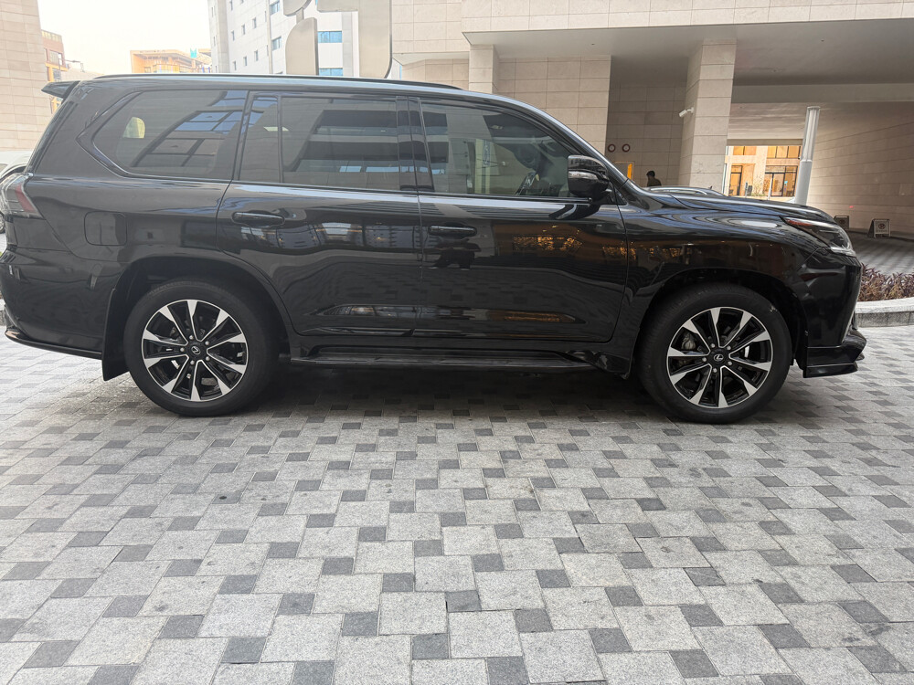LEXUS BLACK EDITION 2021 - 2
