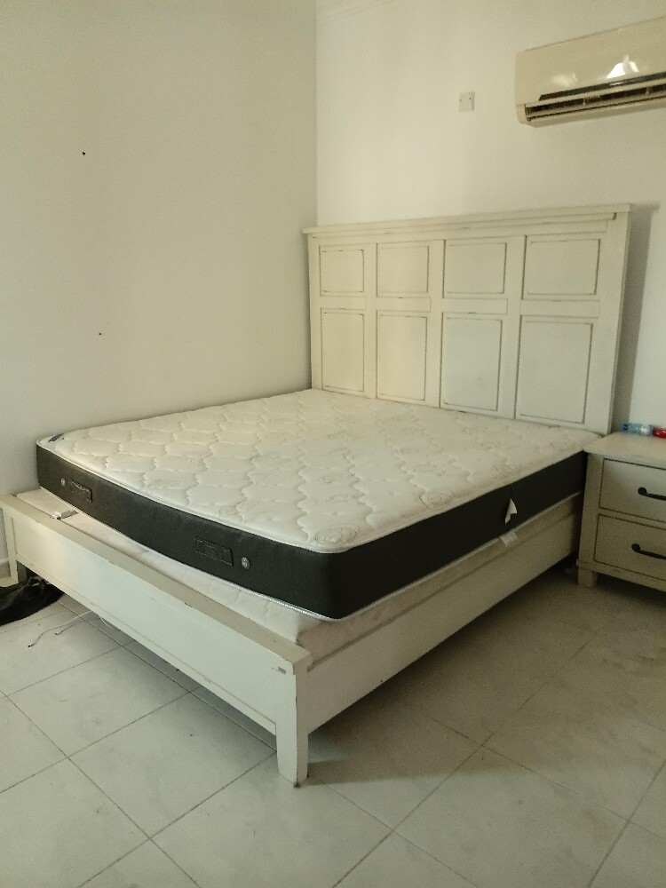 غرفه نوم سرير وتسريحه كومدين وكبت - 9