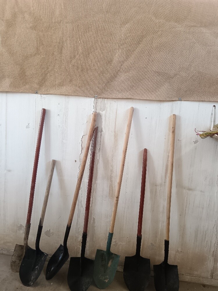 wooden handle shovels - 1