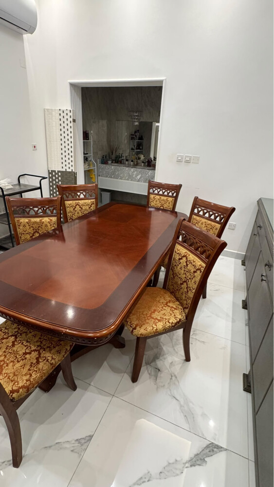 طاولة طعام مع ٦ كراسي - 1