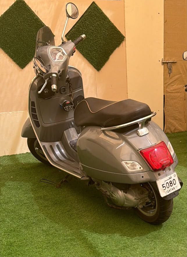 Vespa with plate number - 1