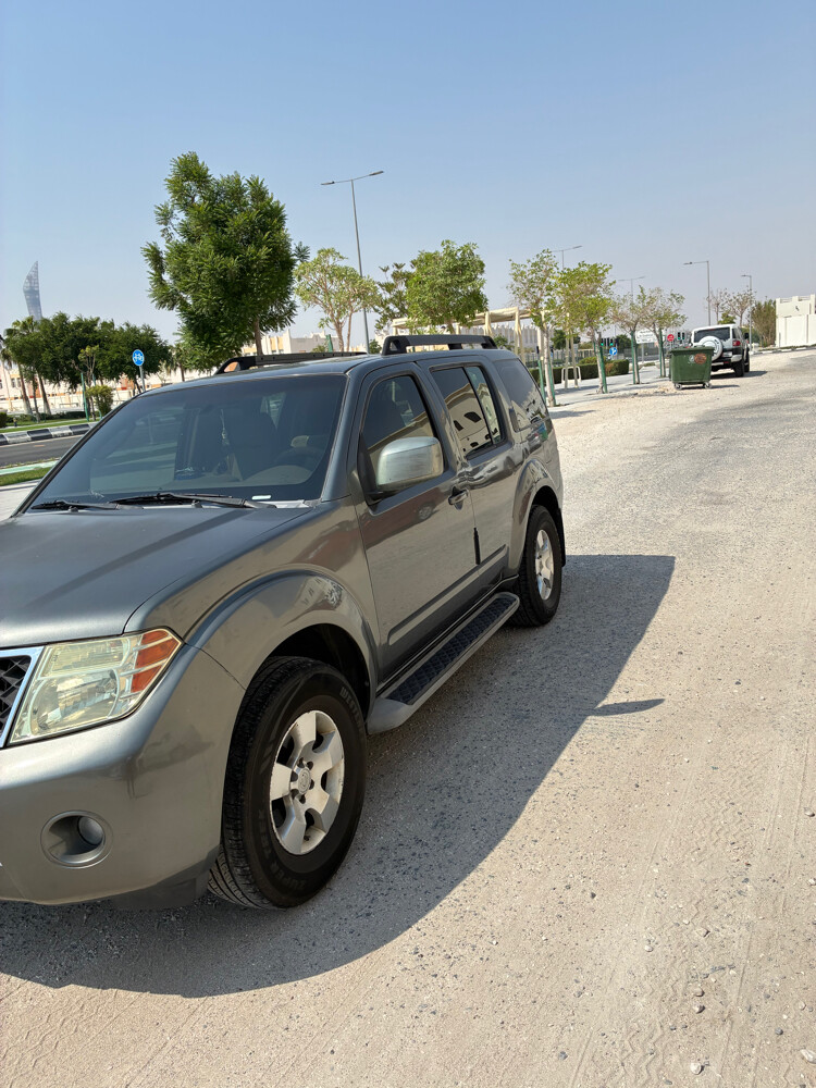 Nissan Pathfinder SE - Family Used - 2