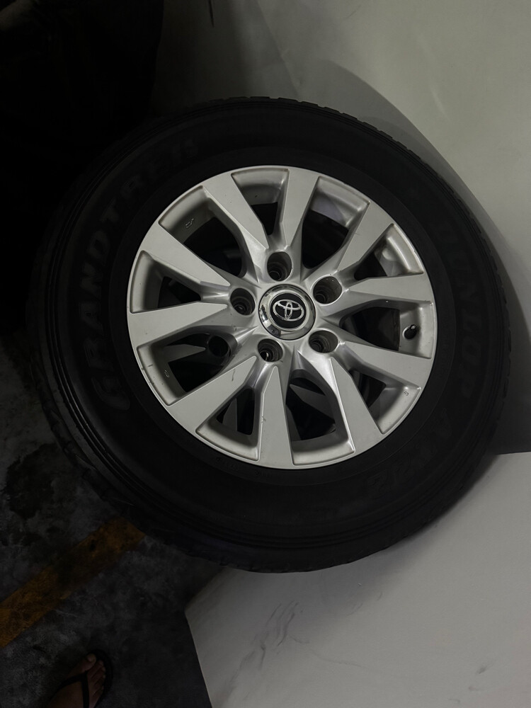 TOYOTA ORIGINAL RIMS WITH TYRES 04  - 2
