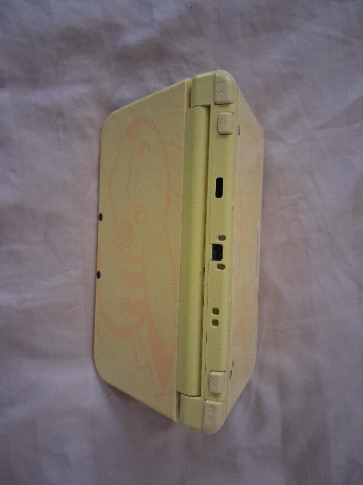 New Nintendo 3DS XL Pikachu Yellow - 3