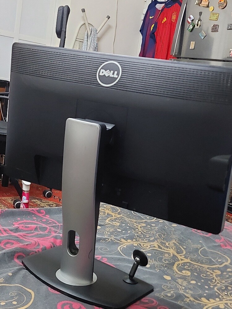Dell 22" HD Monitor, Moveable Stand - 3