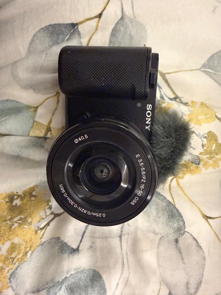 Sony E PZ 16–50mm F3.5–5.6 OSS - 2