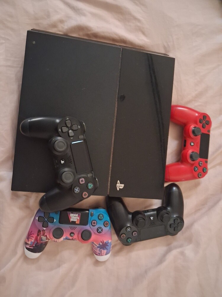 ps4 used but good condition - 1
