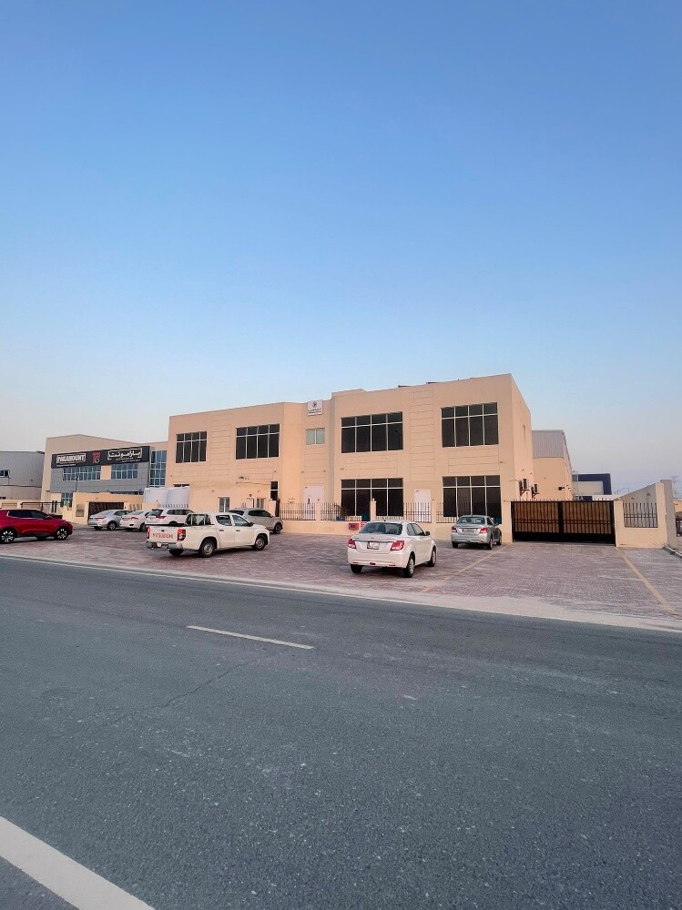 مستودعات وسكن  - 1