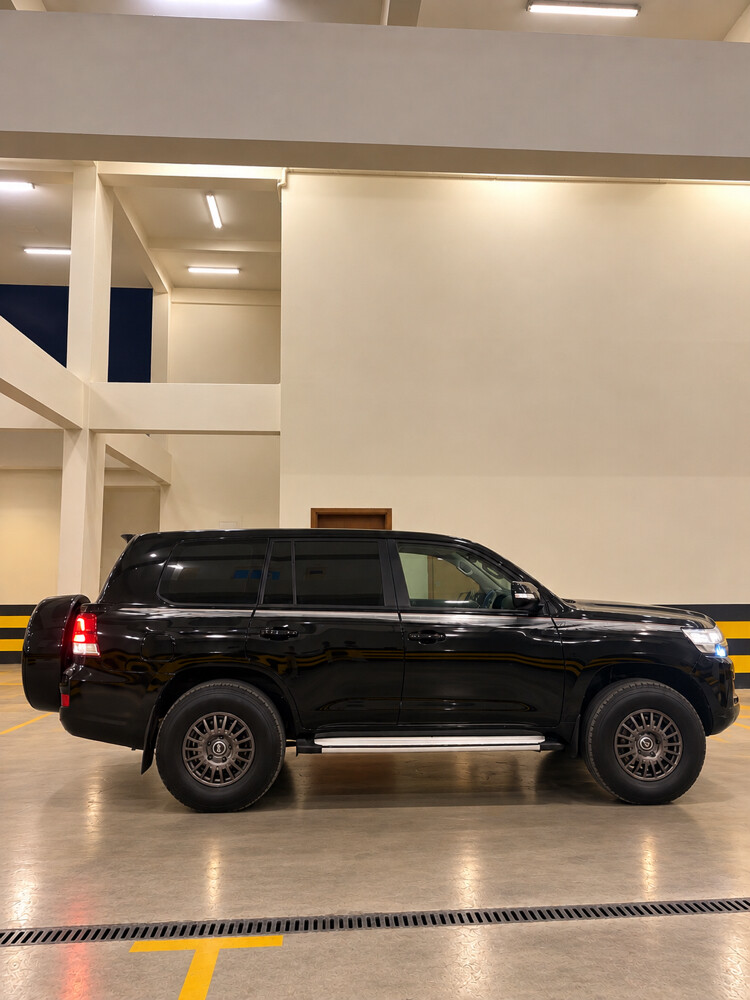 Land Cruiser .V6 - 9