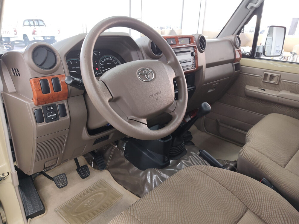 Land Cruiser Pickup - 8