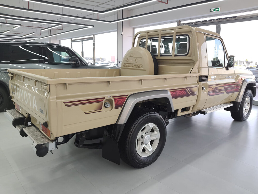 Land Cruiser Pickup - 6