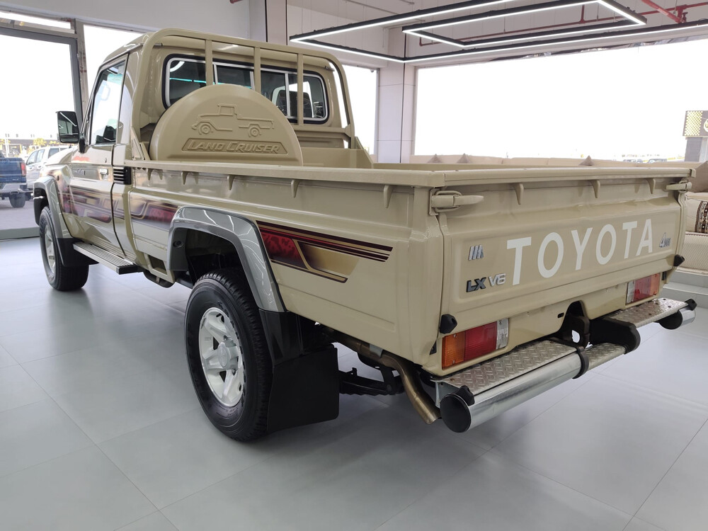 Land Cruiser Pickup - 4