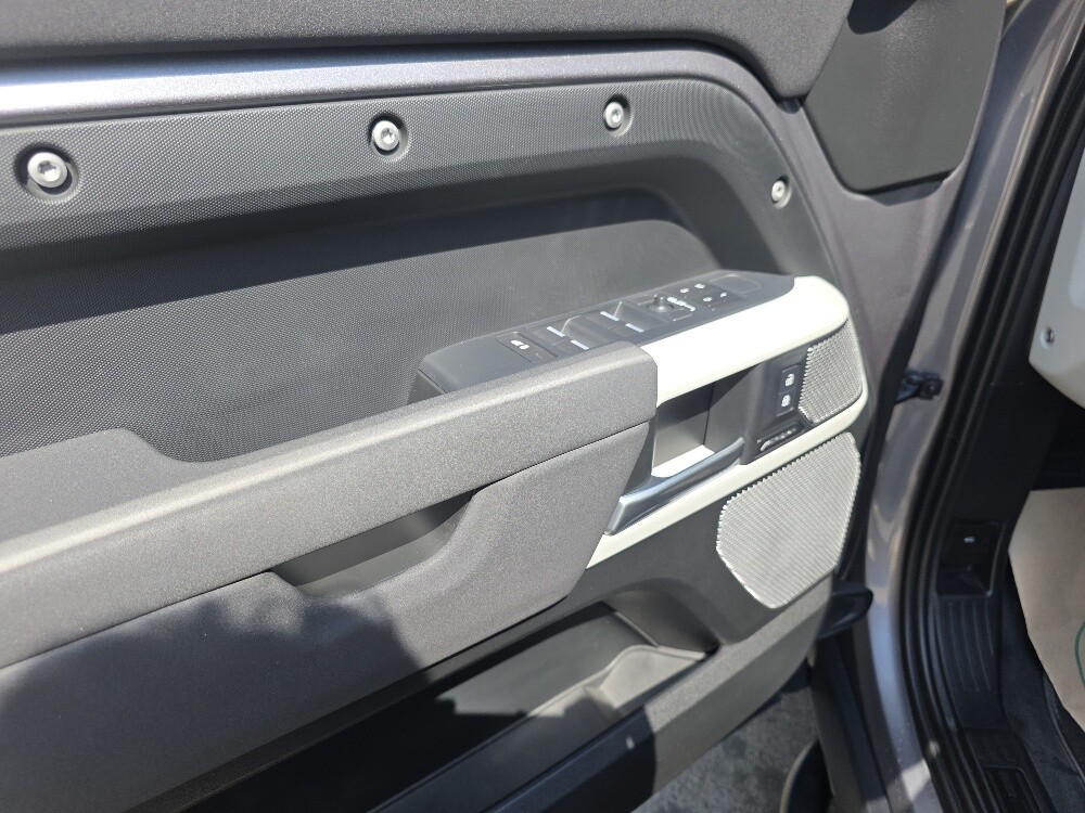 Land River Defender 130SE - 21
