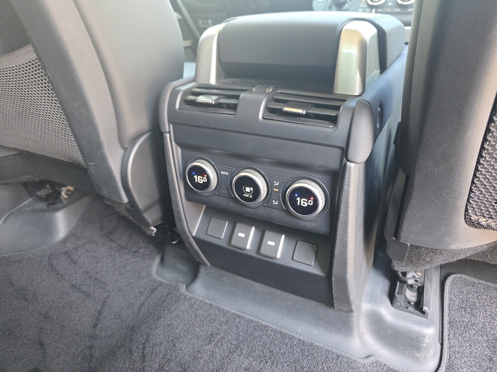 Land River Defender 130SE - 18