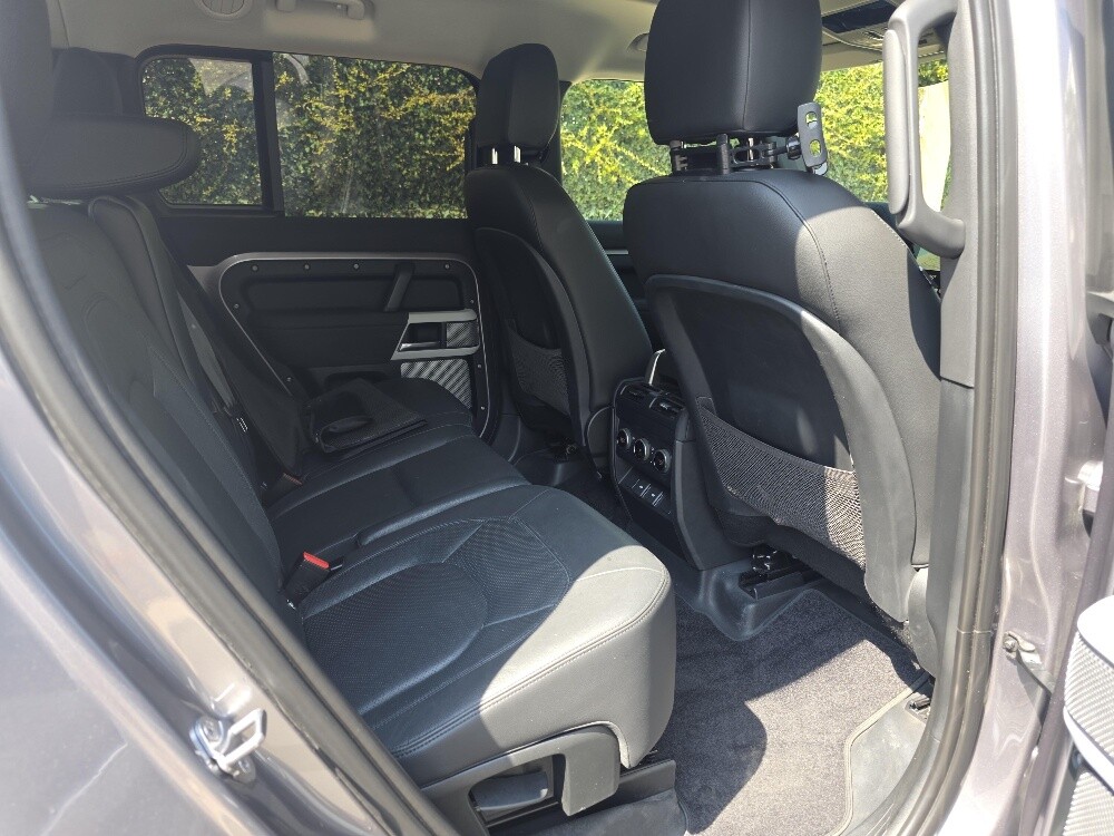 Land River Defender 130SE - 17