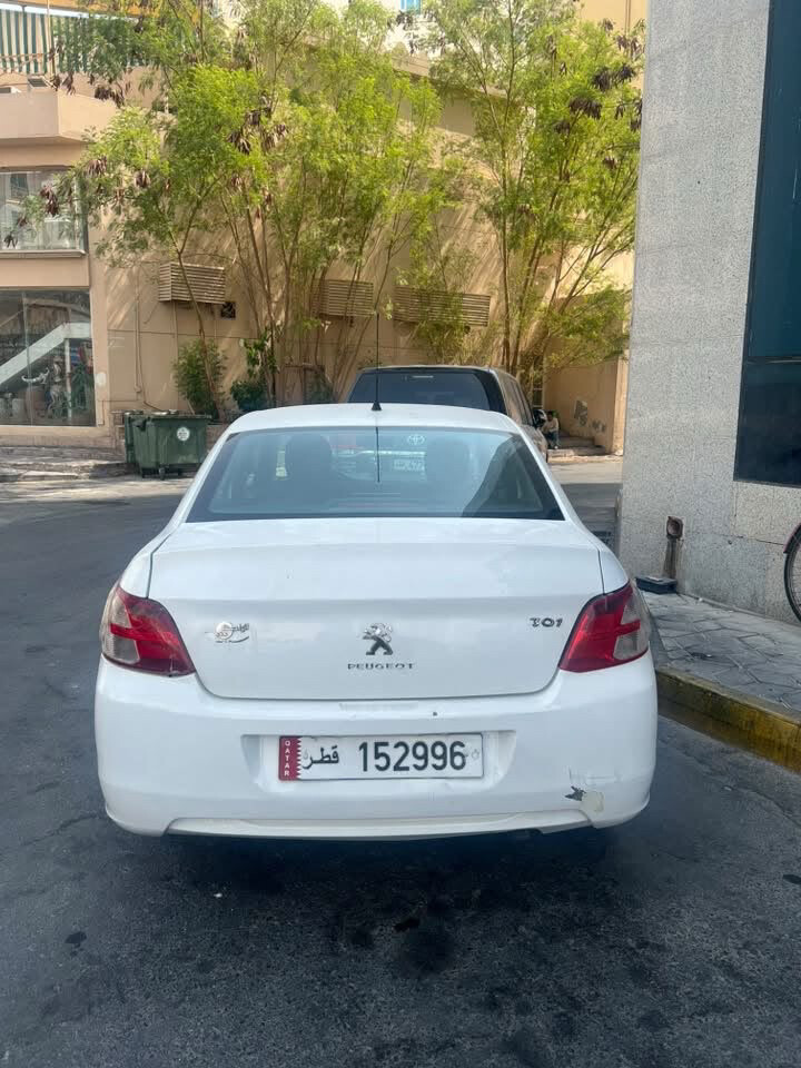 white peugeot sedan good condition  - 4