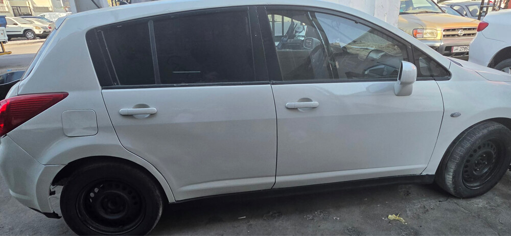 Nissan tiida hatchback  - 6