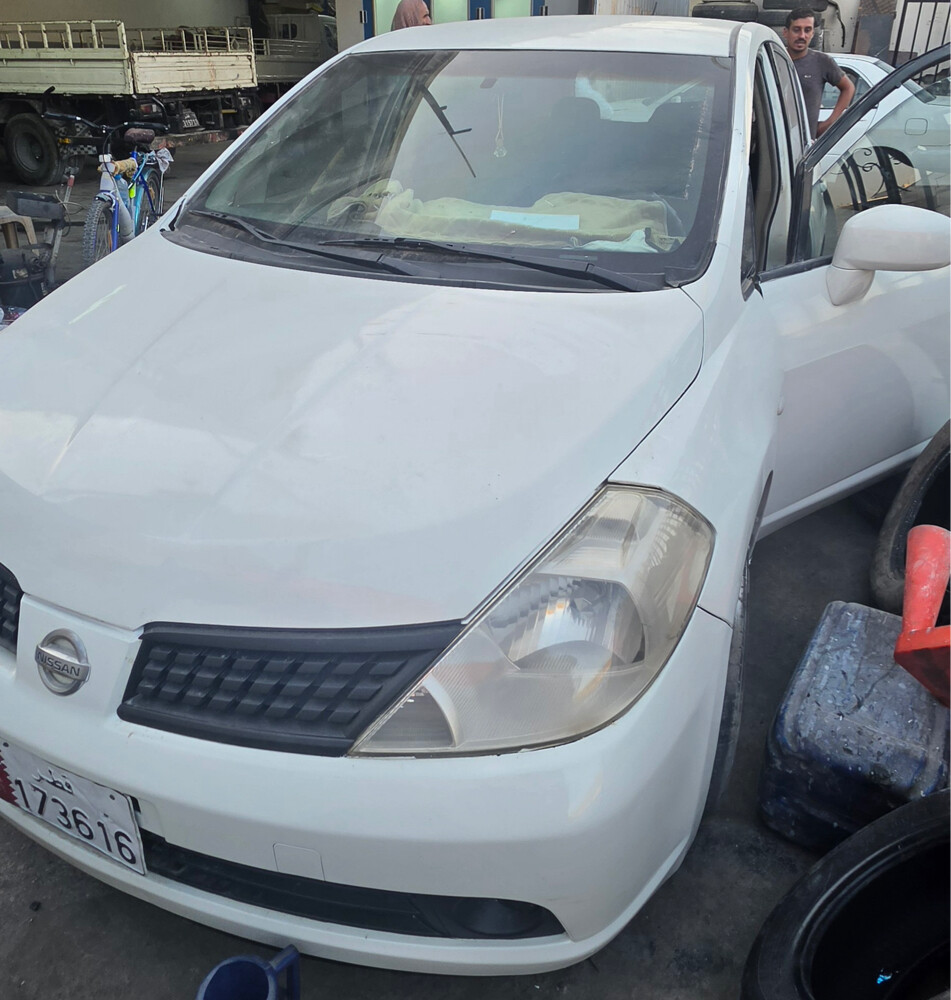 Nissan tiida hatchback  - 5