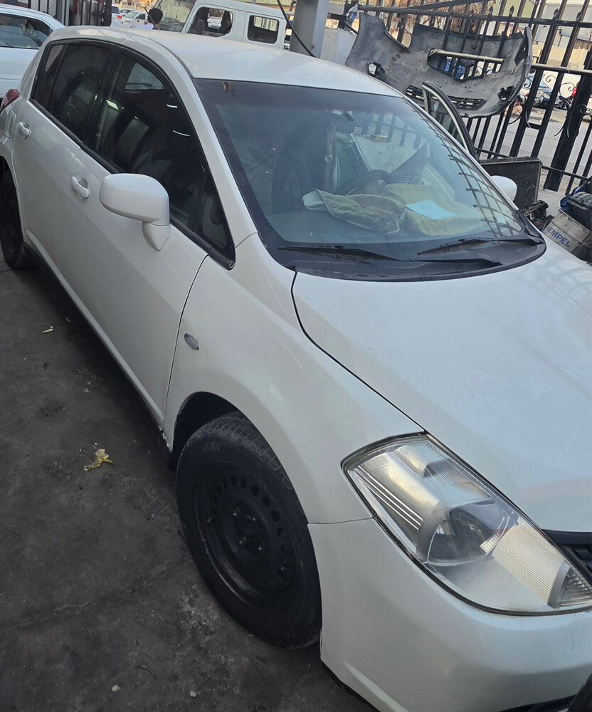 Nissan tiida hatchback  - 7