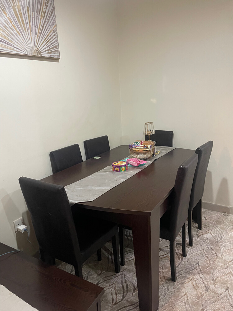 طاولة سفره مع ٦ كراسي وطاولة وسط  - 3