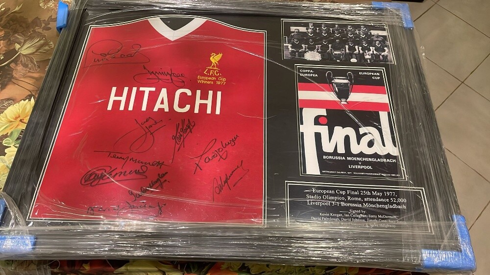 Liverpool  team signed jersey - 2