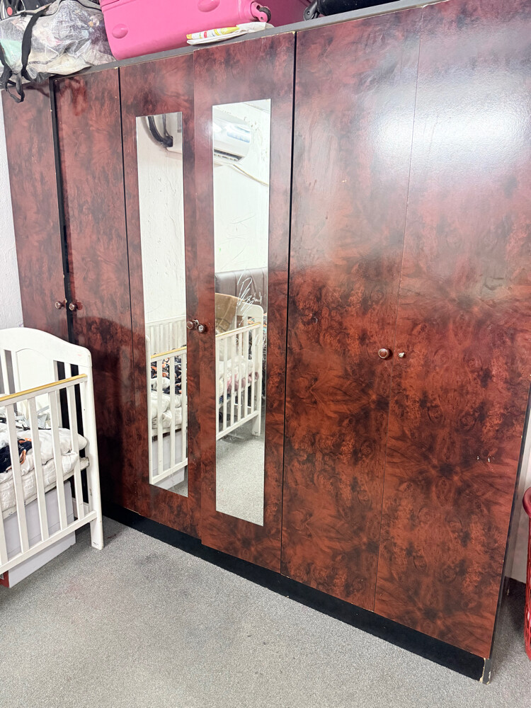 bed and cupboard 6 doors - 1