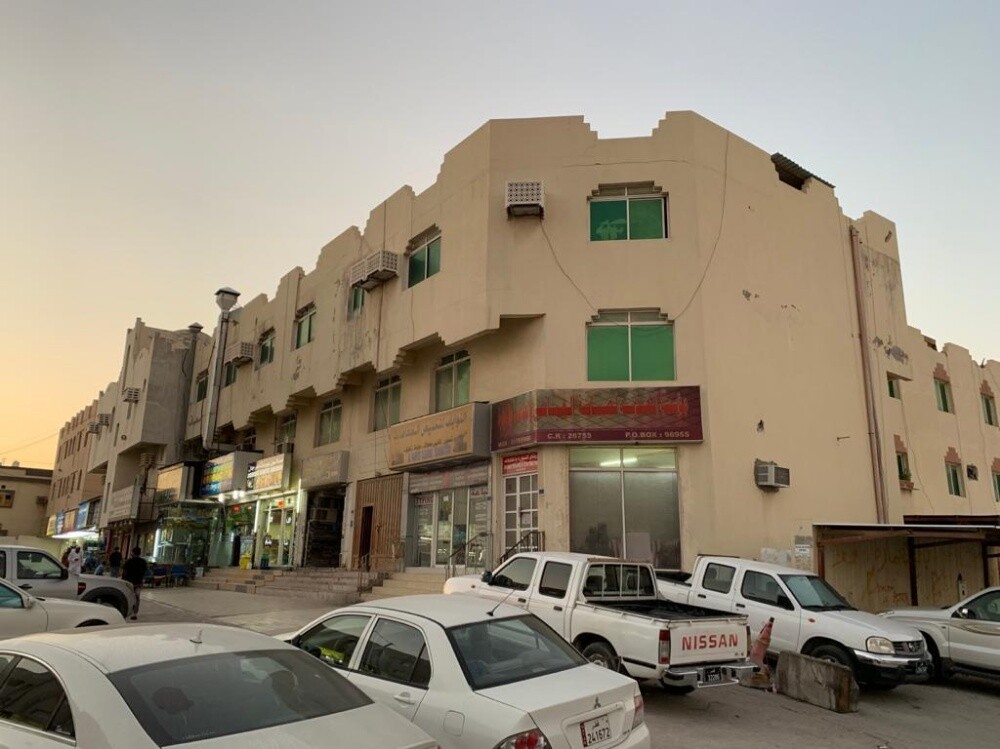 للبيع سوق تجاري وشقق - 2