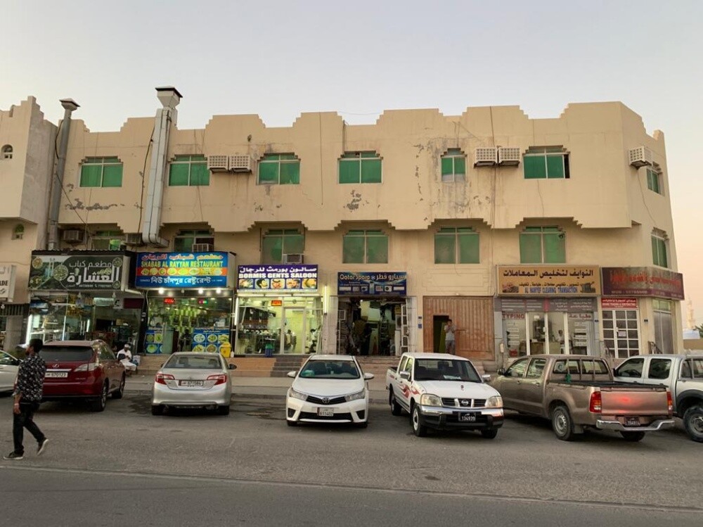 للبيع سوق تجاري وشقق - 1