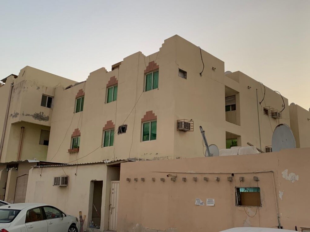 للبيع سوق تجاري وشقق - 3