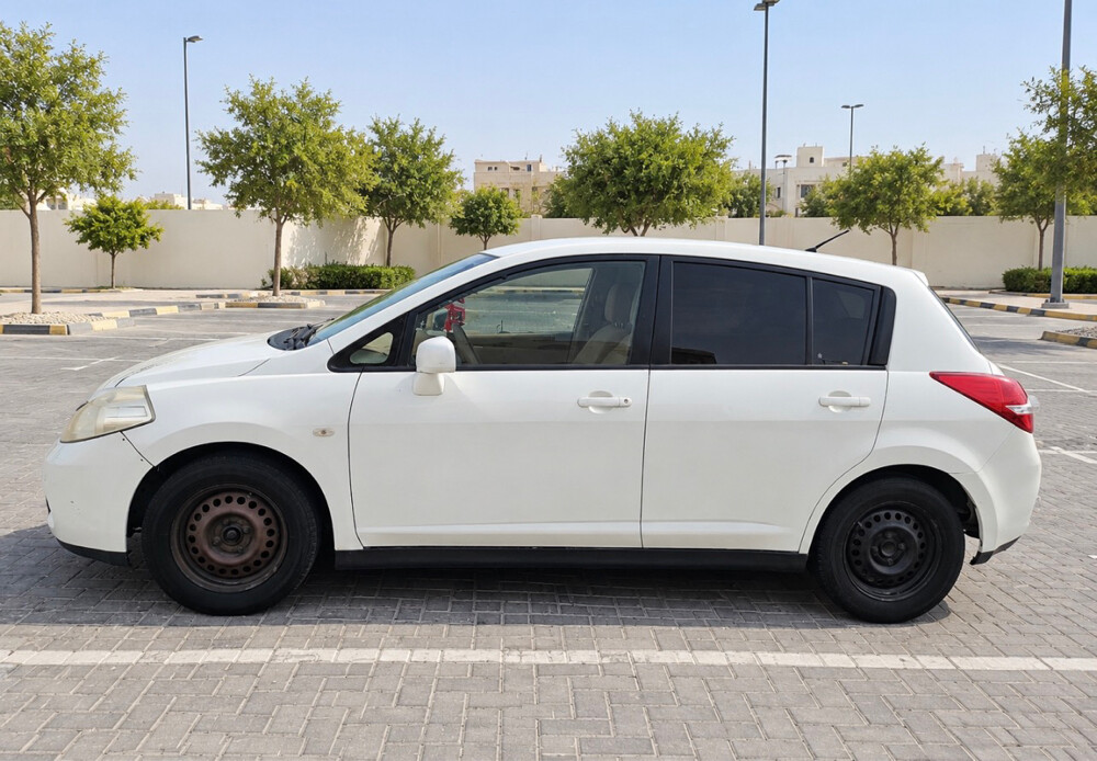 2009 nissan tida  - 2