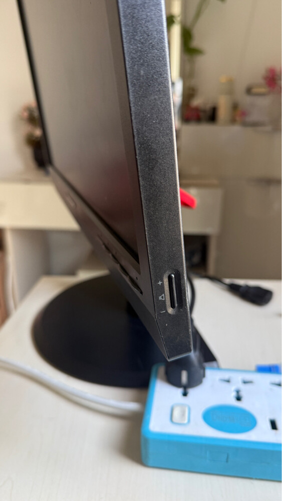 LENOVO MONTIOR FOR SALE URGENT - 7