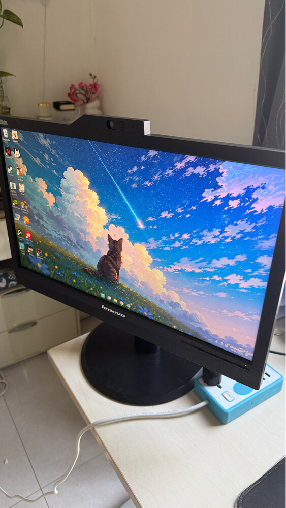 LENOVO MONTIOR FOR SALE URGENT - 8