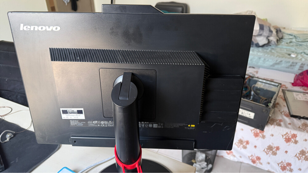 LENOVO MONTIOR FOR SALE URGENT - 5