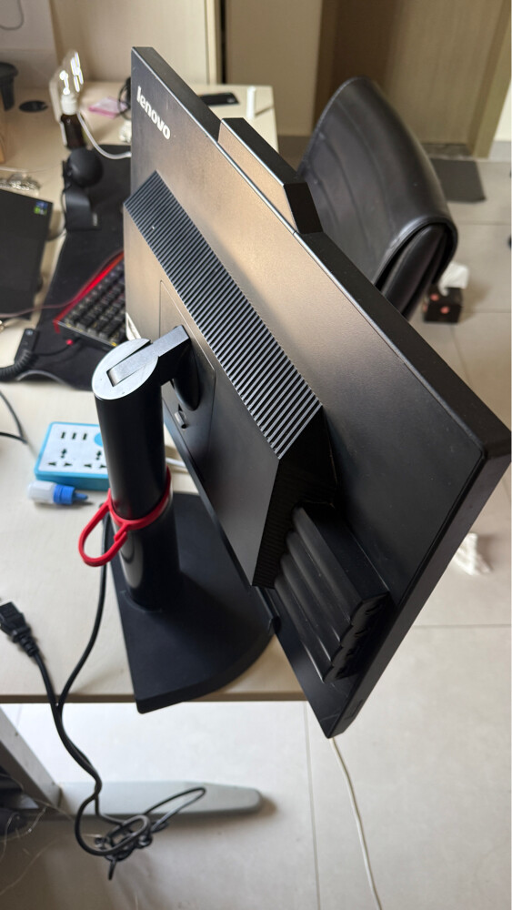 LENOVO MONTIOR FOR SALE URGENT - 3