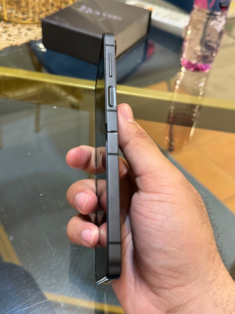 FOR SALE – Samsung Galaxy Z Flip 6 - 6