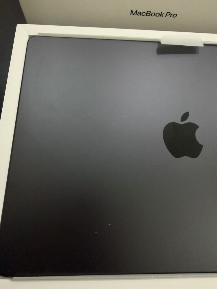 MacBook Pro 14 M5 24GB 2TB Black - 4