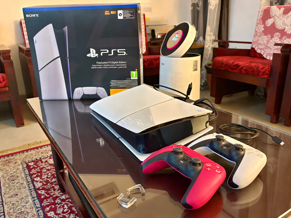 PLAYSTATION 5 + 2 Controls - 1
