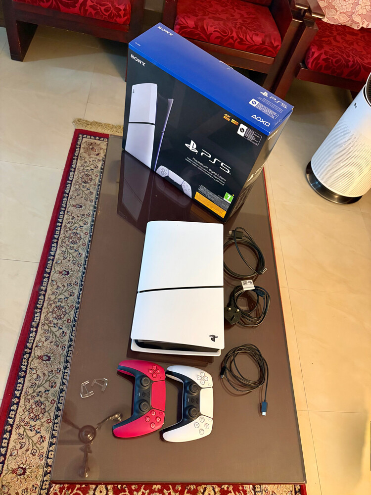 PLAYSTATION 5 + 2 Controls - 4