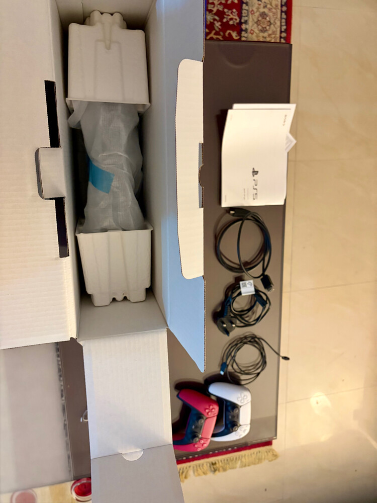 PLAYSTATION 5 + 2 Controls - 2